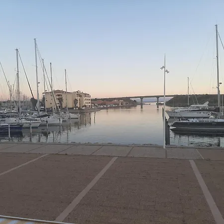 Apartment T2 Renove Avec Tres Belle Vue Sur Le Port De Plaisance, Parking Et Wifi Inclus